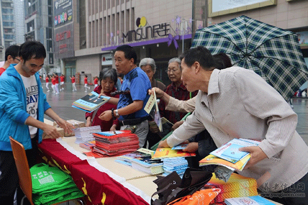 西瑪集團(tuán)參加“西安市二00六年春節(jié)向城鄉(xiāng)特困戶(hù)送溫暖、獻(xiàn)愛(ài)心聯(lián)合大行動(dòng)”活動(dòng)。